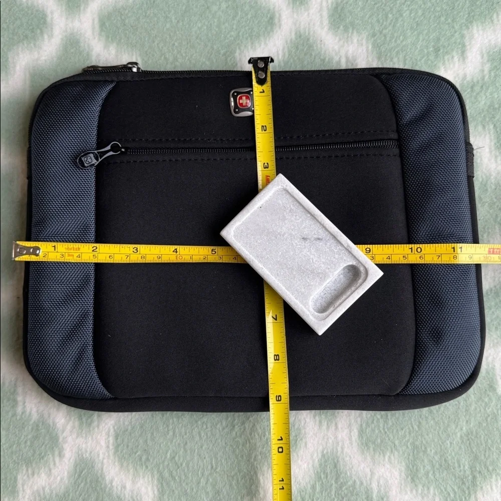 SwissGear Lunar Black and Gray tablet Sleeve case with zipper